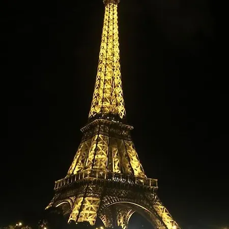 Private Bedrooms Near Eiffel Tower ホームステイ *
