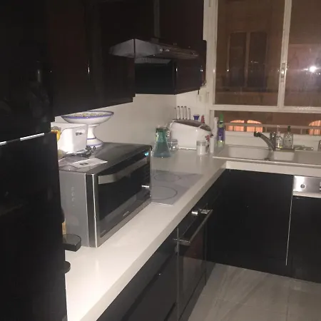 Private Bedrooms Near Eiffel Tower 홈스테이 파리