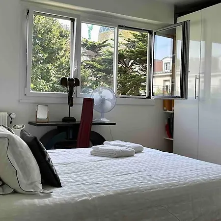 Private Bedrooms Near Eiffel Tower Párizs